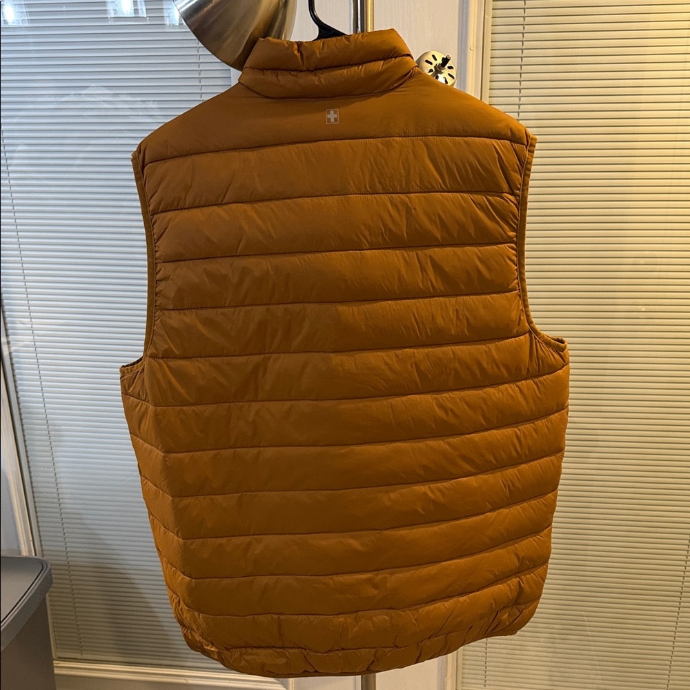 Swiss Tech Men's Tan Quilted Vest - Picture 3 of 3